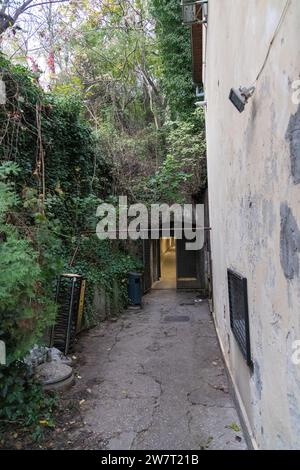 Verborgener Tunneleingang zum Grič-Tunnel (Tunel Grič), einem historischen Fußgängertunnel unter Grič in Zagreb, Kroatien, der als Luftschutzraum diente Stockfoto