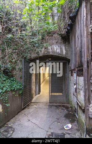 Verborgener Tunneleingang zum Grič-Tunnel (Tunel Grič), einem historischen Fußgängertunnel unter Grič in Zagreb, Kroatien, der als Luftschutzraum diente Stockfoto