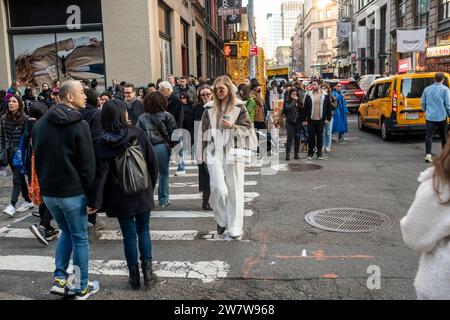Shopper im Stadtteil Soho in New York am Samstag, den 16. Dezember 2023. Die National Retail Federation prognostiziert, dass die Ausgaben für Feiertage im November und Dezember ein Rekordvolumen von 3 % bis 4 % im Vergleich zum letzten Jahr erreichen werden. (© Richard B. Levine) Stockfoto
