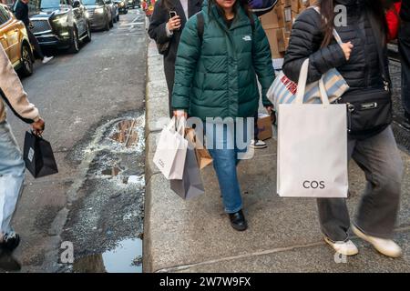 Shopper im Stadtteil Soho in New York am Samstag, den 16. Dezember 2023. Die National Retail Federation prognostiziert, dass die Ausgaben für Feiertage im November und Dezember ein Rekordvolumen von 3 % bis 4 % im Vergleich zum letzten Jahr erreichen werden. (© Richard B. Levine) Stockfoto