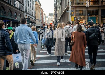Shopper im Stadtteil Soho in New York am Samstag, den 16. Dezember 2023. Die National Retail Federation prognostiziert, dass die Ausgaben für Feiertage im November und Dezember ein Rekordvolumen von 3 % bis 4 % im Vergleich zum letzten Jahr erreichen werden. (© Richard B. Levine) Stockfoto