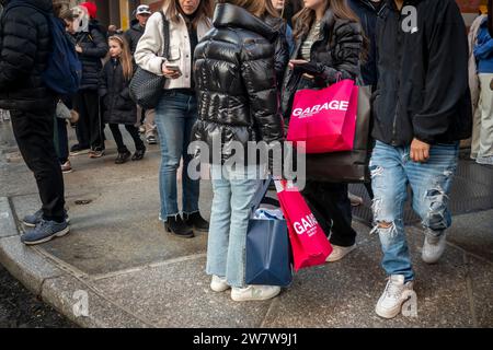Shopper im Stadtteil Soho in New York am Samstag, den 16. Dezember 2023. Die National Retail Federation prognostiziert, dass die Ausgaben für Feiertage im November und Dezember ein Rekordvolumen von 3 % bis 4 % im Vergleich zum letzten Jahr erreichen werden. (© Richard B. Levine) Stockfoto