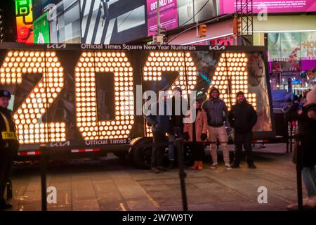 Besucher des Times Square in New York strömen am Mittwoch, den 20. Dezember 2023, zur temporären Ausstellung der Zahlen „2024“. Die „2024“ ist die LED-Anzeige auf dem One Times Square, die am 1. Januar um Mitternacht leuchtet und das neue Jahr einläutet. Die sieben Meter hohen Zahlen bleiben bis Freitag, wenn sie an ihren richtigen Ort gebracht werden. (© Richard B. Levine) Stockfoto