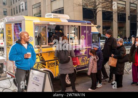 Ein umgestalteter Citron Truck serviert kostenlose Kaffeegetränke an Passanten, mit freundlicher Genehmigung der Walt Disney Co., einer Markenaktivierung für Disney am Broadway, die am Mittwoch, den 20. Dezember 2023 zu sehen ist. (©ÊRichard B. Levine) Stockfoto