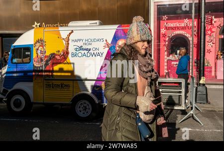 Ein umgestalteter Citroên Truck serviert kostenlose Kaffeegetränke an Passanten, mit freundlicher Genehmigung der Walt Disney Co., einer Markenaktivierung für Disney am Broadway, die am Mittwoch, den 20. Dezember 2023, zu sehen ist. (© Richard B. Levine) Stockfoto