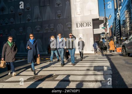 Shopper in Midtown Manhattan in New York am Samstag, den 16. Dezember 2023. Die National Retail Federation prognostiziert, dass die Ausgaben für Feiertage im November und Dezember ein Rekordvolumen von 3 % bis 4 % im Vergleich zum letzten Jahr erreichen werden. (© Richard B. Levine) Stockfoto