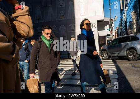 Shopper in Midtown Manhattan in New York am Samstag, den 16. Dezember 2023. Die National Retail Federation prognostiziert, dass die Ausgaben für Feiertage im November und Dezember ein Rekordvolumen von 3 % bis 4 % im Vergleich zum letzten Jahr erreichen werden. (© Richard B. Levine) Stockfoto