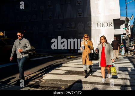 Shopper in Midtown Manhattan in New York am Samstag, den 16. Dezember 2023. Die National Retail Federation prognostiziert, dass die Ausgaben für Feiertage im November und Dezember ein Rekordvolumen von 3 % bis 4 % im Vergleich zum letzten Jahr erreichen werden. (© Richard B. Levine) Stockfoto