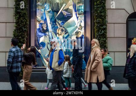 Während der letzten autofreien Fifth Avenue in Midtown Manhattan laufen die Menschen am Sonntag, den 17. Dezember 2023, an den Feiertagsfenstern von Bergdorf Goodman vorbei. New York City hat einen neun Blocks langen Abschnitt der Fifth Avenue in Midtown sonntags im Dezember für Fahrzeuge geschlossen und so eine Feiertagsfeier für Besucher geschaffen. (© Richard B. Levine) Stockfoto