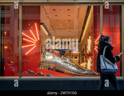 Schaufensterpräsentation mit Riesenschuh für die Luxusmarke Berluti in Midtown Manhattan in New York am Samstag, 16. Dezember 2023. Die National Retail Federation prognostiziert, dass die Ausgaben für Feiertage im November und Dezember ein Rekordvolumen von 3 % bis 4 % im Vergleich zum letzten Jahr erreichen werden. (© Richard B. Levine) Stockfoto