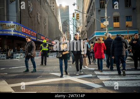 Menschenmassen in Midtown Manhattan in New York am Mittwoch, 20. Dezember 2023. Die National Retail Federation prognostiziert, dass die Ausgaben für Feiertage im November und Dezember ein Rekordvolumen von 3 % bis 4 % im Vergleich zum letzten Jahr erreichen werden. (© Richard B. Levine) Stockfoto