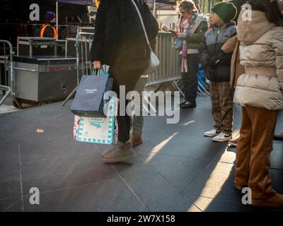 Menschenmassen in Midtown Manhattan in New York am Mittwoch, 20. Dezember 2023. Die National Retail Federation prognostiziert, dass die Ausgaben für Feiertage im November und Dezember ein Rekordvolumen von 3 % bis 4 % im Vergleich zum letzten Jahr erreichen werden. (© Richard B. Levine) Stockfoto