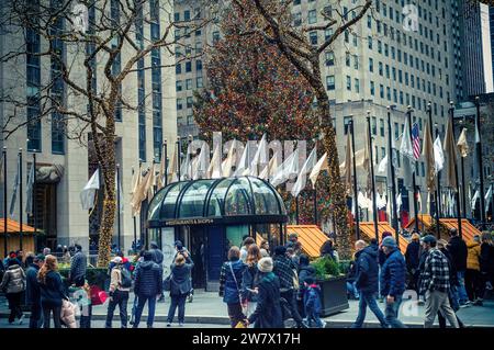 Rockefeller Center und sein berühmter Weihnachtsbaum in New York am Sonntag, 17. Dezember 2023. (© Richard B. Levine) Stockfoto