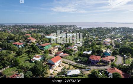 Farbenfrohe Häuser in tropischer Stadt mit Drohnenblick Stockfoto