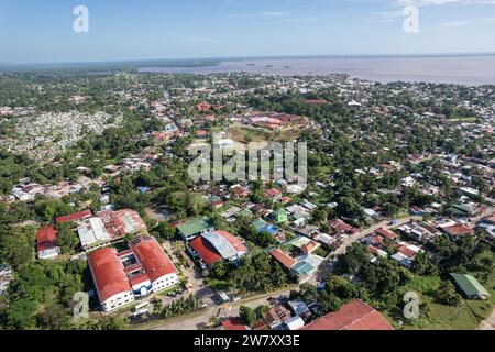 Kleine Küstenstadt Bluefields in grüner Landschaft aus der Vogelperspektive Stockfoto