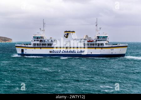 Fährüberfahrt zwischen Gozo und Malta mit der Gozo Channel Line vorbei an der Insel Comino Stockfoto