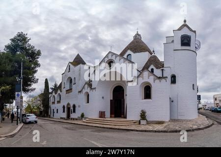 Das Heiligtum von Sant'Antonio di Padova, das 1927 nach dem Vorbild der traditionellen kegelförmigen Steinhäuser erbaut wurde und zum UNESCO-Weltkulturerbe gehört. Stockfoto