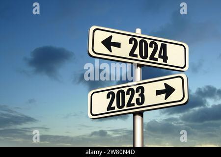 Straßenschilder zeigen den Weg zum Neujahr 2024 und das Alte Jahr 2023 auf dem blauen Himmel, kreative Idee. Wählen Sie Eine neue Straße, ein Konzept. Ändern Sie Sich Für Die Bette Stockfoto