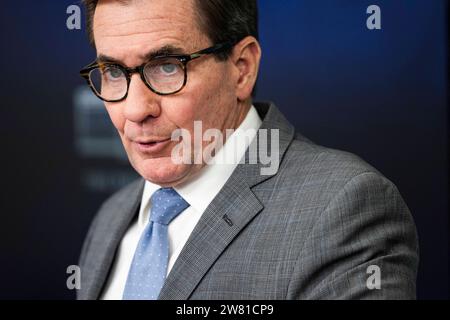 Washington, Usa. Dezember 2023. John Kirby, Koordinator des nationalen Sicherheitsrats (NSC), spricht mit Reportern über die Bemühungen der USA, mehr humanitäre Hilfe nach Gaza zu bringen, im Informationsraum des Weißen Hauses in Washington, DC, USA, 21. Dezember 2023. Kirby sprach auch über den Austausch von US-Häftlingen mit Venezuela und den Anstieg der Migranten an der US-Grenze zu Mexiko. Quelle: Abaca Press/Alamy Live News Stockfoto