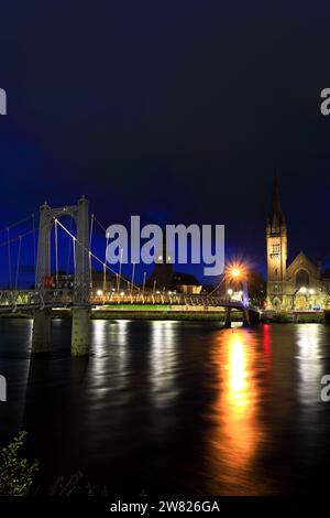 Die Greig Street Fußgängerbrücke über den Fluss Ness in Inverness City, Schottland, Großbritannien Stockfoto