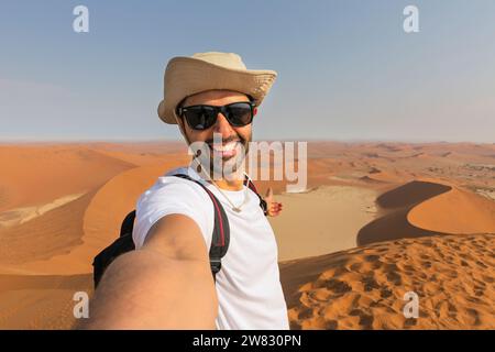 Glücklicher Tourist, der Selfie auf Sanddünen in der Namib-Wüste macht - Namibia Stockfoto