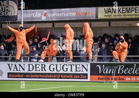 Katwijk, Niederlande. Dezember 2023. KATWIJK, NIEDERLANDE - 21. DEZEMBER: Fans von VV Katwijk mit Feuerwerk während des TOTO KNVB Cup 2. Runde Matches zwischen VV Katwijk und Almere City FC im Sportpark de Krom am 21. Dezember 2023 in Katwijk, Niederlande (Foto: Kees Kuijt/Orange Pictures) Credit: Orange Pics BV/Alamy Live News Stockfoto