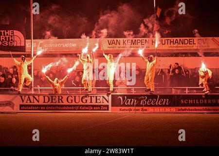 Katwijk, Niederlande. Dezember 2023. KATWIJK, NIEDERLANDE - 21. DEZEMBER: Fans von VV Katwijk mit Feuerwerk während des TOTO KNVB Cup 2. Runde Matches zwischen VV Katwijk und Almere City FC im Sportpark de Krom am 21. Dezember 2023 in Katwijk, Niederlande (Foto: Kees Kuijt/Orange Pictures) Credit: Orange Pics BV/Alamy Live News Stockfoto