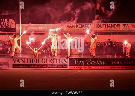 Katwijk, Niederlande. Dezember 2023. KATWIJK, NIEDERLANDE - 21. DEZEMBER: Fans von VV Katwijk mit Feuerwerk während des TOTO KNVB Cup 2. Runde Matches zwischen VV Katwijk und Almere City FC im Sportpark de Krom am 21. Dezember 2023 in Katwijk, Niederlande (Foto: Kees Kuijt/Orange Pictures) Credit: Orange Pics BV/Alamy Live News Stockfoto