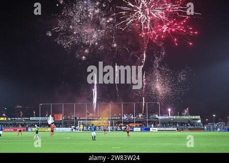 Katwijk, Niederlande. Dezember 2023. KATWIJK, NIEDERLANDE - 21. DEZEMBER: Feuerwerk in der Luft während des TOTO KNVB Cup 2. Runde Spiel zwischen VV Katwijk und Almere City FC im Sportpark de Krom am 21. Dezember 2023 in Katwijk, Niederlande (Foto: Kees Kuijt/Orange Pictures) Credit: Orange Pics BV/Alamy Live News Stockfoto