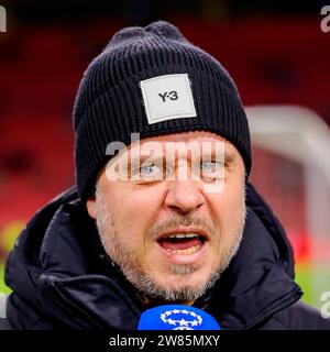 AMSTERDAM, NIEDERLANDE - 20. DEZEMBER: Cheftrainer Alexander Straus (FC Bayern München) sieht beim Training Gruppe C - UEFA Women's Champions LE zu Stockfoto