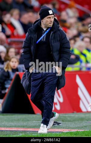 AMSTERDAM, NIEDERLANDE - 20. DEZEMBER: Cheftrainer Alexander Straus (FC Bayern München) sieht beim Training Gruppe C - UEFA Women's Champions LE zu Stockfoto