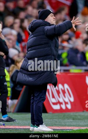 AMSTERDAM, NIEDERLANDE - 20. DEZEMBER: Cheftrainer Alexander Straus (FC Bayern München) sieht beim Training Gruppe C - UEFA Women's Champions LE zu Stockfoto