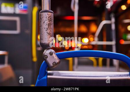 Geländer, Lenker im Bus bei Nacht aus der Nähe, bunte, verschwommene Stadtlichter, Transit, Transport Stockfoto