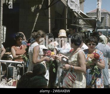 Jerusalem. Frauen kaufen Schnittblumen auf dem Markt ca. Undatiert Stockfoto