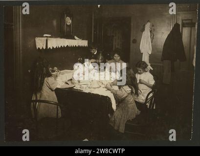 Zeuge F. A. Smith. Foto um 21:00 UHR, Haus von Patrick McGurl (Mechaniker), 136 Exchange Street, Worcester, Mass. Arbeiten an Schlauchhaltern. Alle Arbeiten, 6 Jahre alt, 8 Jahre alt, 11 Jahre alt, Stockfoto