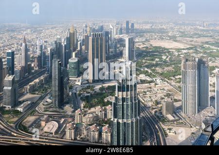 Panoramablick auf die Wolkenkratzer von Dubai von at the Top, Burj Khalifa Aussichtsplattform, Dubai, VAE Stockfoto