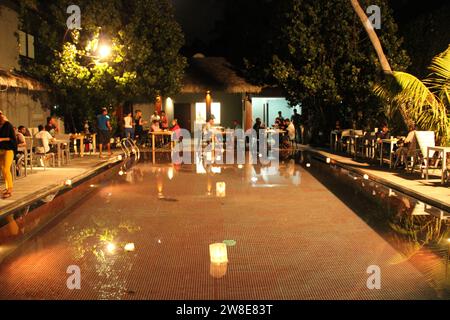 Malediven - 22. September 2013 : Leute in einem Restaurant im Freien um einen Swimmingpool nachts Stockfoto