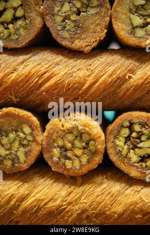 Aus nächster Nähe sehen Sie frisch zubereitete köstliche Pistazienbaklava Stockfoto