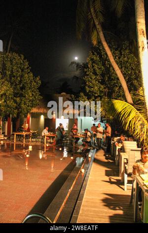 Malediven - 22. September 2013 : Leute in einem Restaurant im Freien um einen Swimmingpool nachts Stockfoto