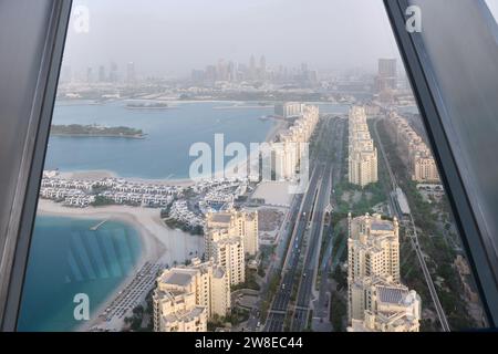 Tagsüber Panoramablick auf die Skyline von Palm Jumeirah und Dubai Wolkenkratzer von The View at the Palm, Dubai, VAE Stockfoto