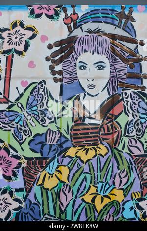Farbenfrohes Wandbild einer Japanerin in einem Kimono von Lady Aiko im d3, Dubai Design District, Dubai, VAE Stockfoto