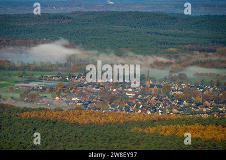 Aus der Vogelperspektive, Nebel über dem Dorf Hullern mit St. Andreas-Kirche, umgeben von herbstlichen Laubbäumen, Hullern, Haltern am See, Ruhrgebiet, Müns Stockfoto