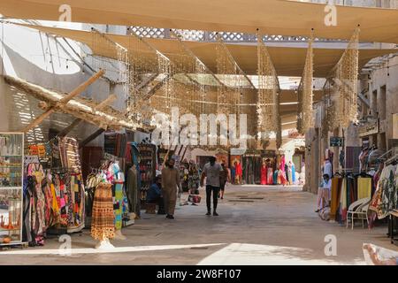 Geschäfte, in denen Touristen-Waren verkauft werden, im historischen Viertel Al Fahidi, Dubai, VAE Stockfoto