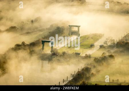 Aus der Vogelperspektive, Nebel über der Flaesheimer Schleuse am Wesel-Datteln-Kanal und der Lippaue, umgeben von herbstlichen Laubbäumen, Flaesheim, Halte Stockfoto