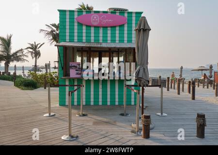 Sea Level Beach Club Verkaufshütte am Strand Ziel von La Mer, Dubai, VAE Stockfoto
