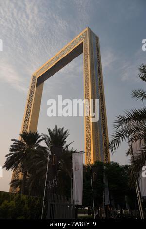 Blick von der Erde auf den prächtigen kunstvoll verzierten Dubai Frame in Dubai, VAE Stockfoto