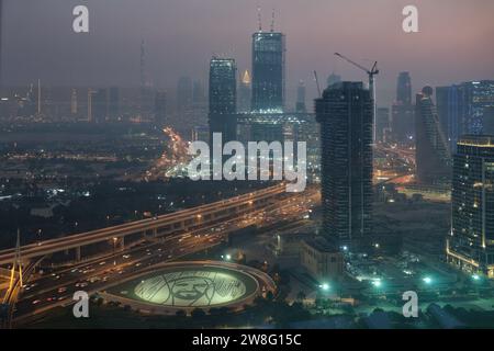 Panoramablick auf die Skyline der Stadt Dubai bei Nacht von der Aussichtsplattform Dubai Frame in Dubai, VAE Stockfoto