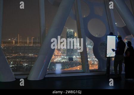 Panoramablick auf die Skyline der Stadt Dubai bei Nacht von der Aussichtsplattform Dubai Frame in Dubai, VAE Stockfoto