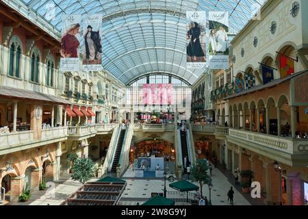 Erhöhter Blick auf das wunderschöne Innere der Mercato Shopping Mall im italienischen Stil in Dubai, VAE Stockfoto