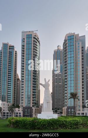 Die 3-Finger-Statue symbolisiert den Sieg der Liebe im Burj Park in der Innenstadt von Dubai, VAE Stockfoto